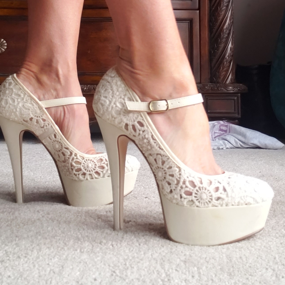 Comfortable PLATFORMS Anne Michelle Lace Pumps 5 inch heel. Like New Size 7.5